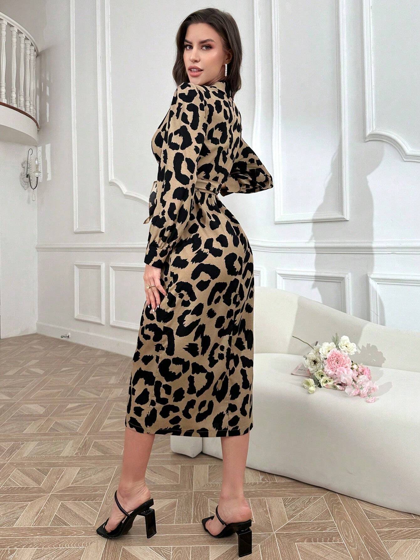 MODELYN – Robe Cachcœur Midi - Imprimé Léopard Iconique