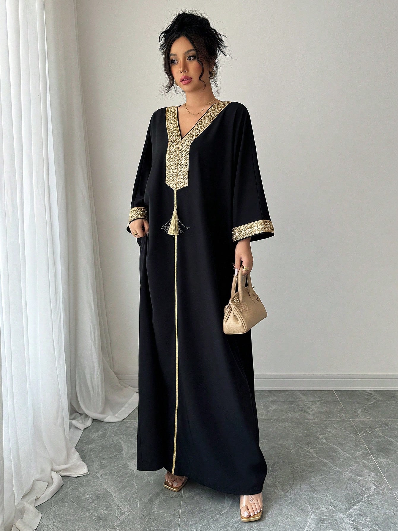 RAFFERIZA - Robes d'Hôtesse a Broderies Or