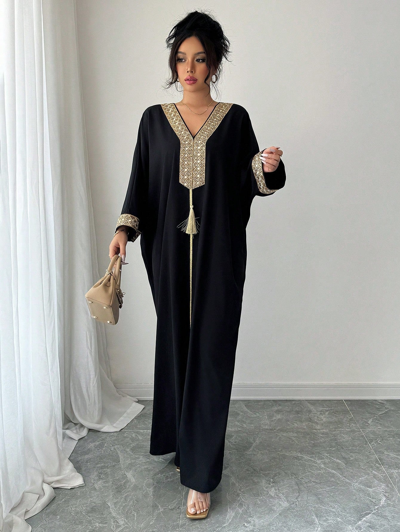 RAFFERIZA - Robes d'Hôtesse a Broderies Or