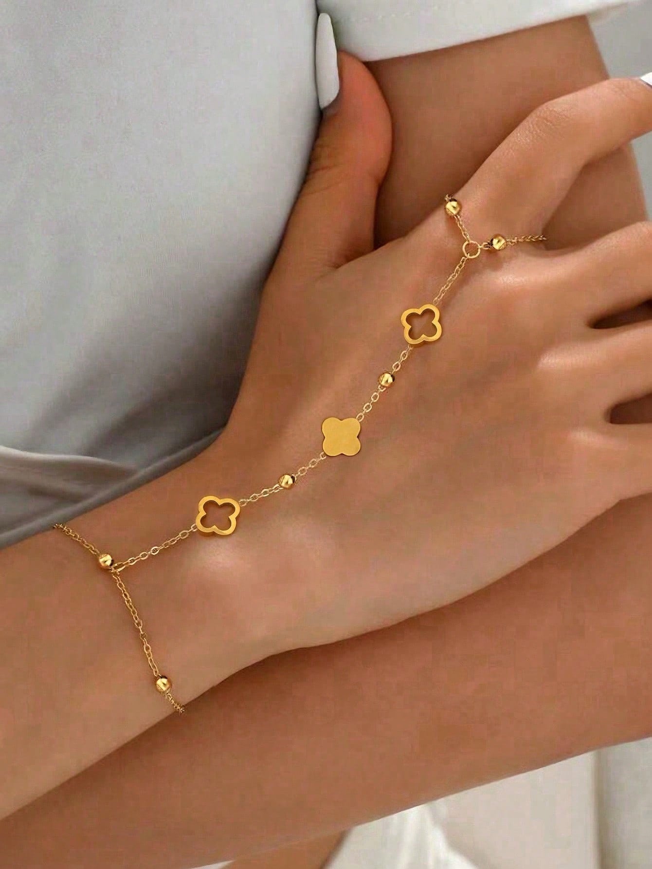 LYRA -  Bracelet de Main "Trèfle & Perles"