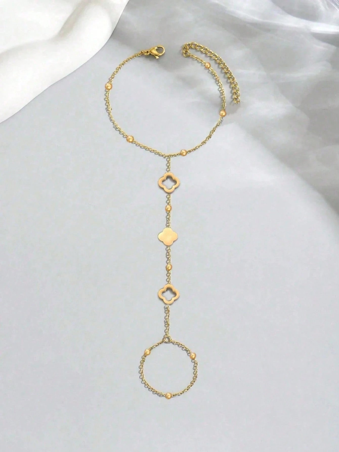 LYRA -  Bracelet de Main "Trèfle & Perles"