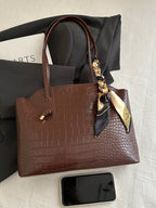 BEGLAM - Sac à Main Texture Crocodile Marron Café avec Foulard Soyeux