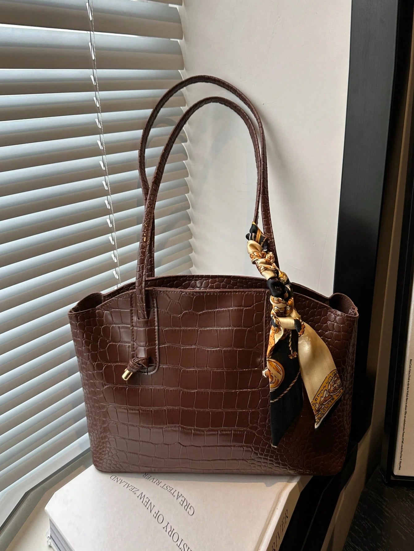 BEGLAM - Sac à Main Texture Crocodile Marron Café avec Foulard Soyeux