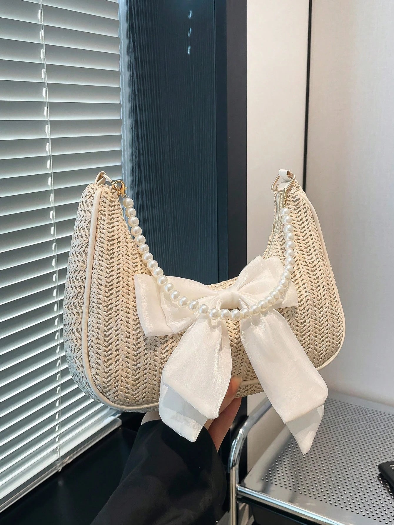 BROAD BAG - Sac à Main en Paille Tressée Nœud Satiné & Anse Perles - Véluxe - Daily Look