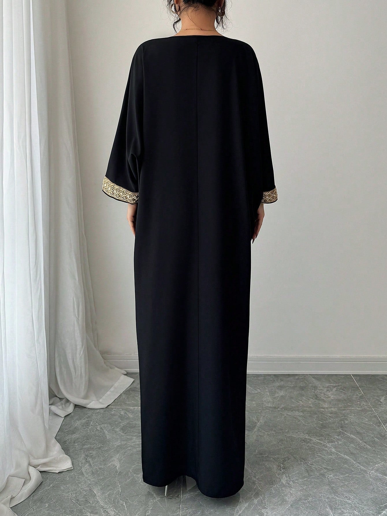 RAFFERIZA - Robes d'Hôtesse a Broderies Or - Véluxe - Daily Look